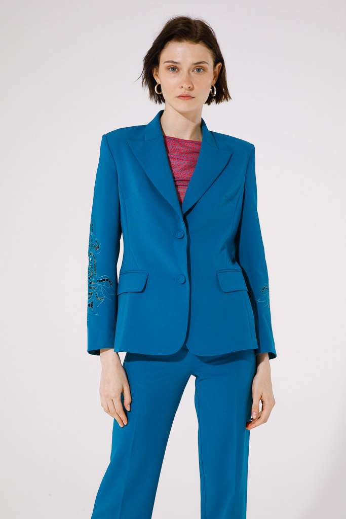 BLAZER CON RICAMO PIAZZATO SULLE MANICHE