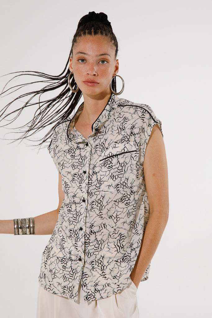 CAMISA ESTAMPADA EN TEJIDO FLUIDO
