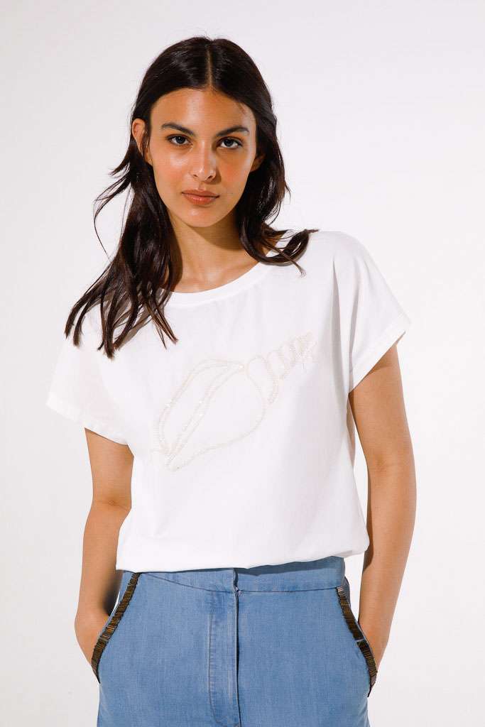BASIC T-SHIRT WITH SHELL EMBROIDERY