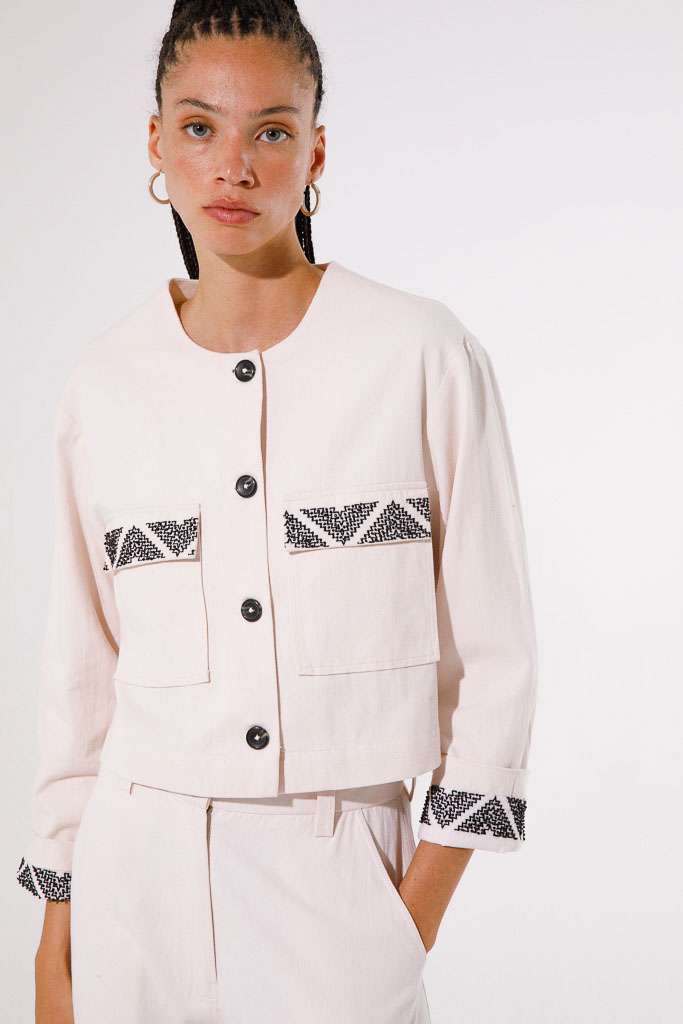 GIACCA IN TWILL CON RICAMI SULLE TASCHE