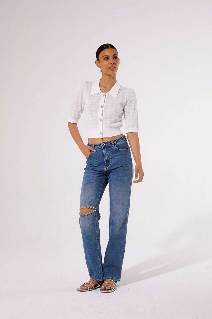 JEANS CON CUT OFF SUL GINOCCHIO<br>