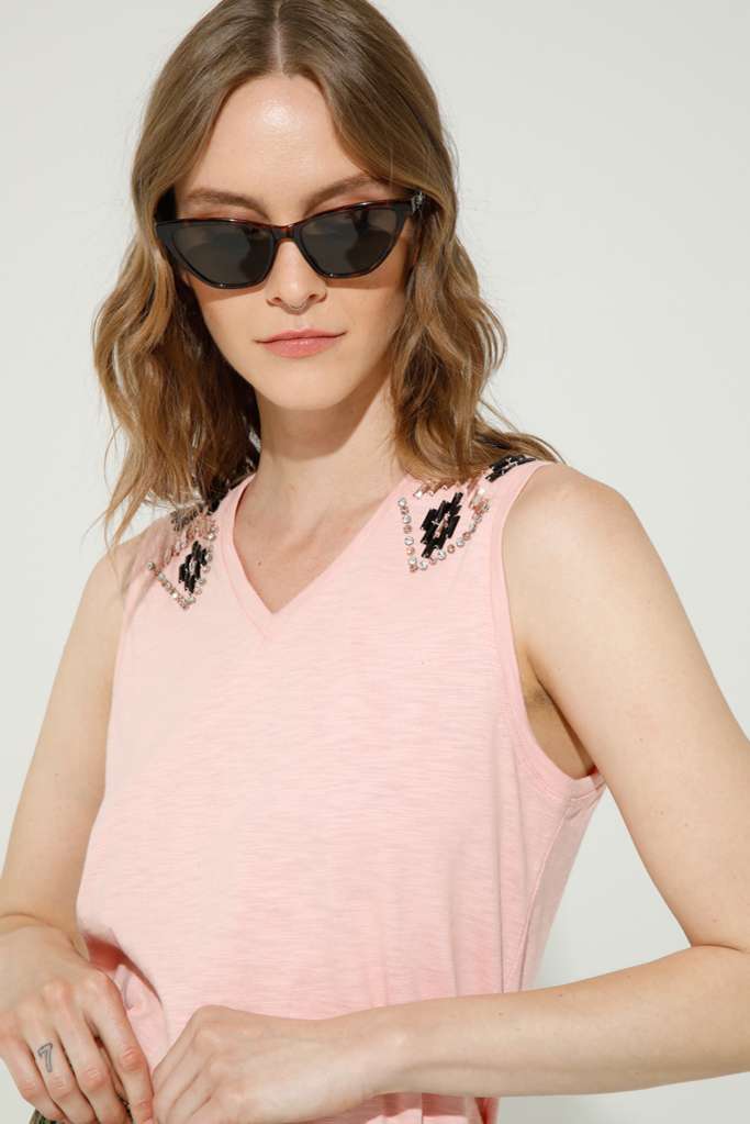 TOP SCOLLO V CON RICAMO SULLE SPALLE - REF: TRIBBA